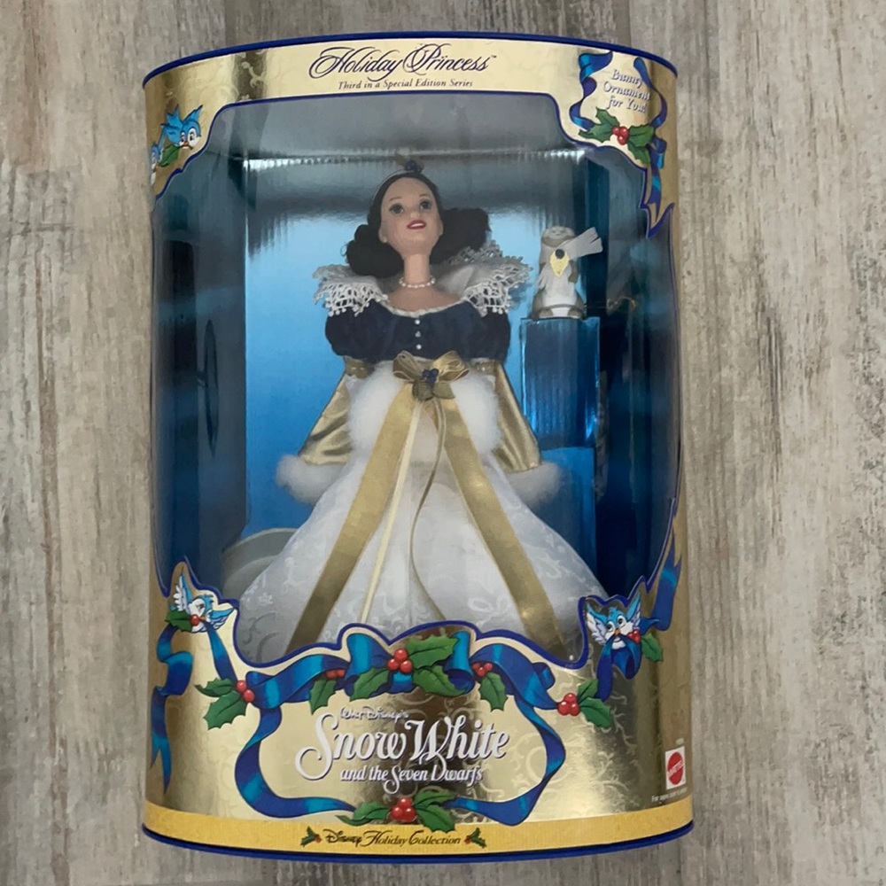 Walt Disney’s Snow White and the Seven Dwarfs Holiday Collection Doll